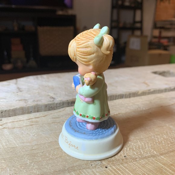 355. Vintage Avon 1987 Joan Walsh Anglund Girl Figurine Decor Gift Exclusive - Picture 4 of 5